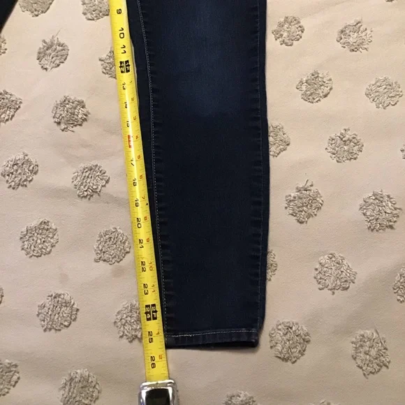 Signature Levi Strauss Gold Mid Rise Skinny Jeans. Size 27 / 4s - Picture 8 of 10